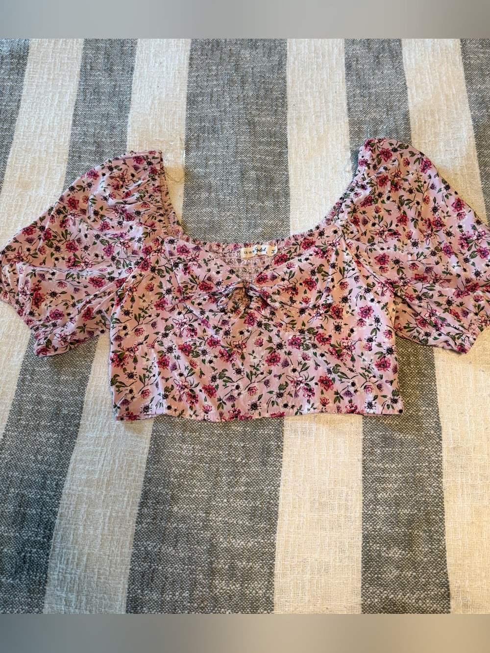 Live to be Spoiled Junior SZ L Pink Floral Crop Top Puffy Sleeves Smocked back